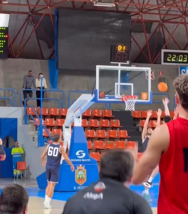 余嘉豪绝杀被误判！媒体人：西乙裁判够业余 是否有效都得看回放